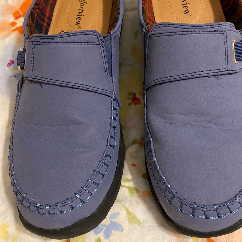 Comfortview slip on, good condition. Periwinkle blue. Size 9